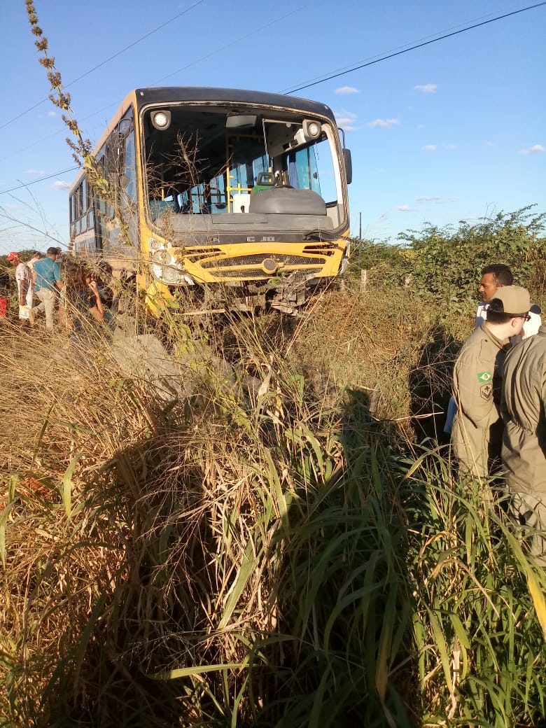 Acidente entre ônibus e carro deixa criança e homem presos a ferragens, em  Fortaleza, Ceará