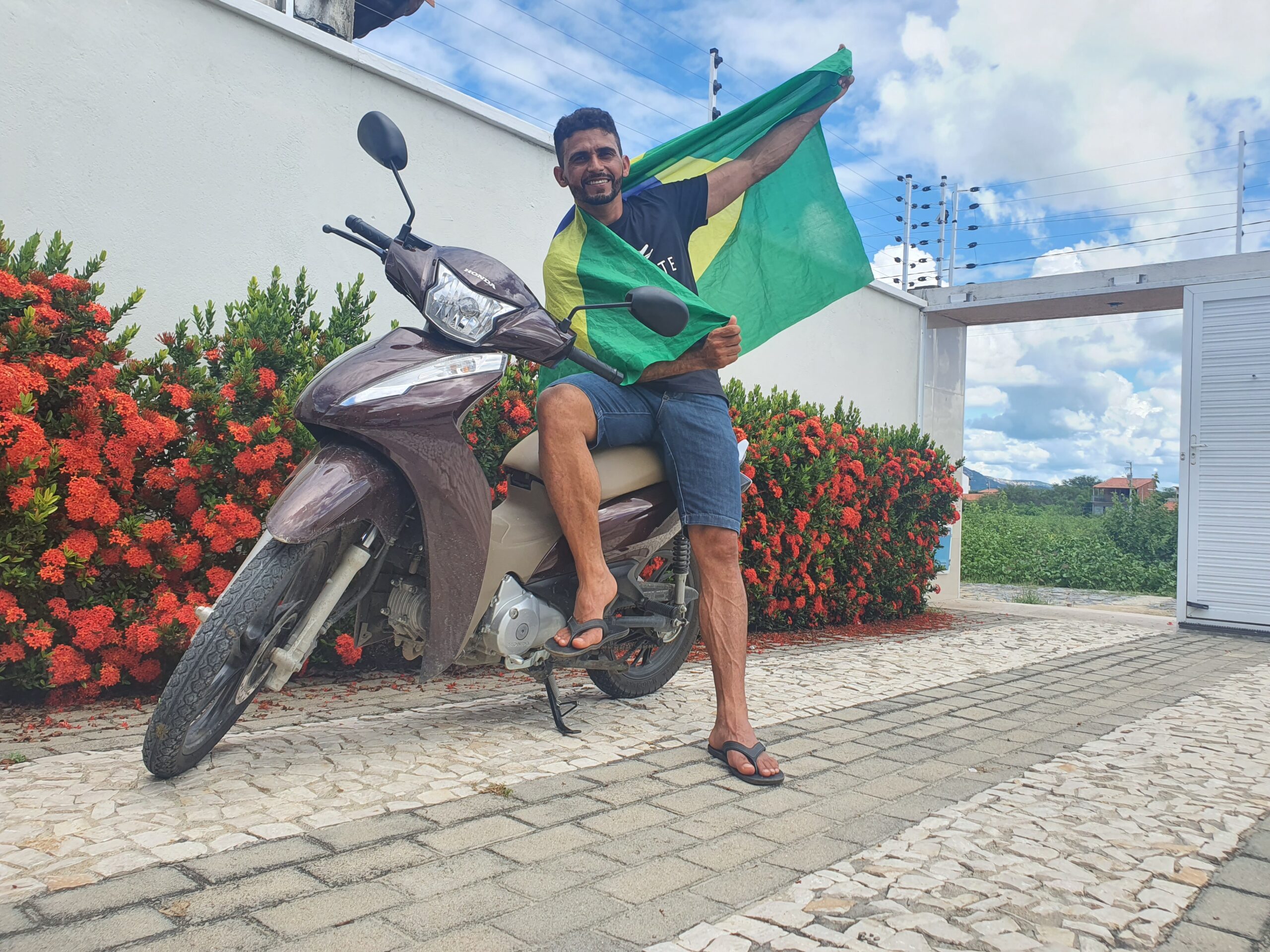 Homem joga moto do alto de um guindaste. #viral #videosimpresionantes