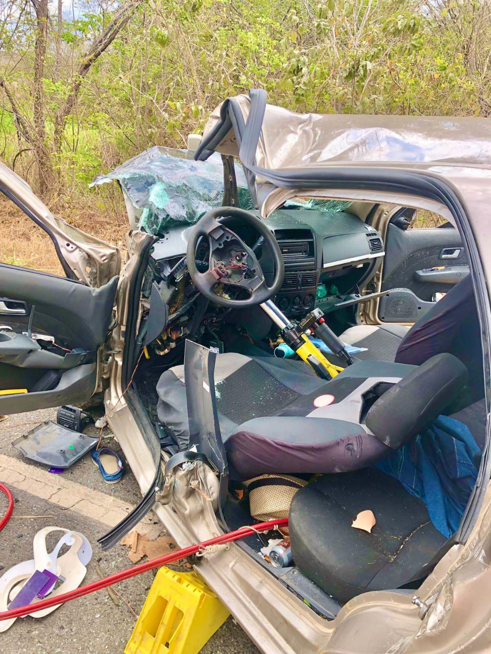 Acidente entre ônibus e carro deixa criança e homem presos a ferragens, em  Fortaleza, Ceará