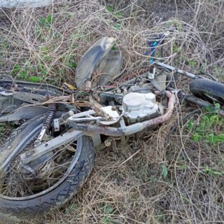 Motocicleta foi arremessada e ficou totalmente destruída (foto: rede social)