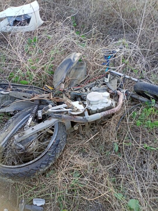Motocicleta foi arremessada e ficou totalmente destruída (foto: rede social)