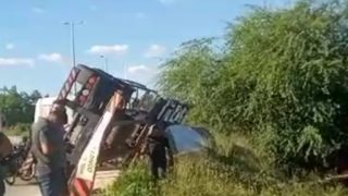Carreta tomba em Quixeramobim nesta terça (11) e motorista sai ileso do acidente. Foto: divulgação
